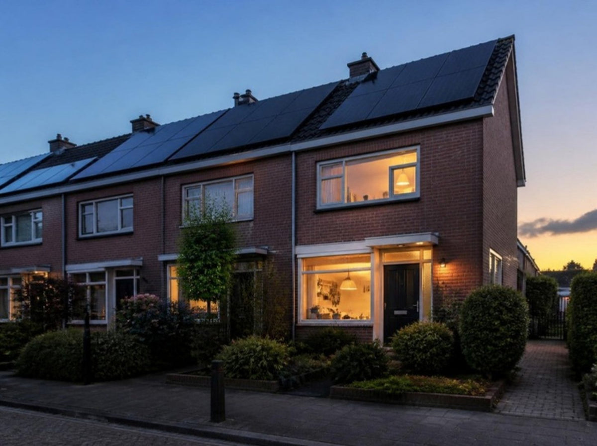Rijtjeshuis met zonnepanelen in de avond (illustratie)