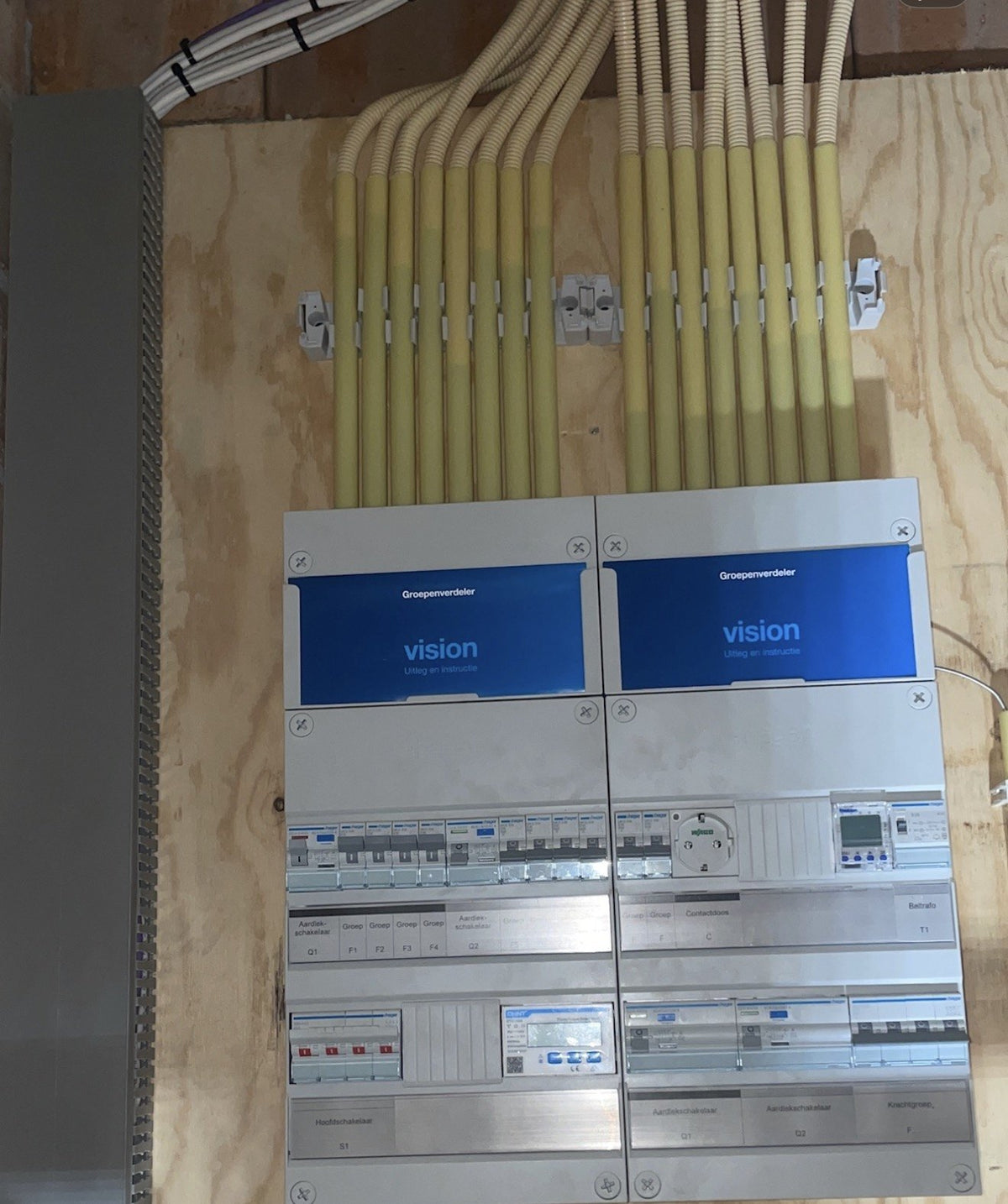 Nieuwe groepenkast met netjes weggewerkte leidingen, door ons geplaatst