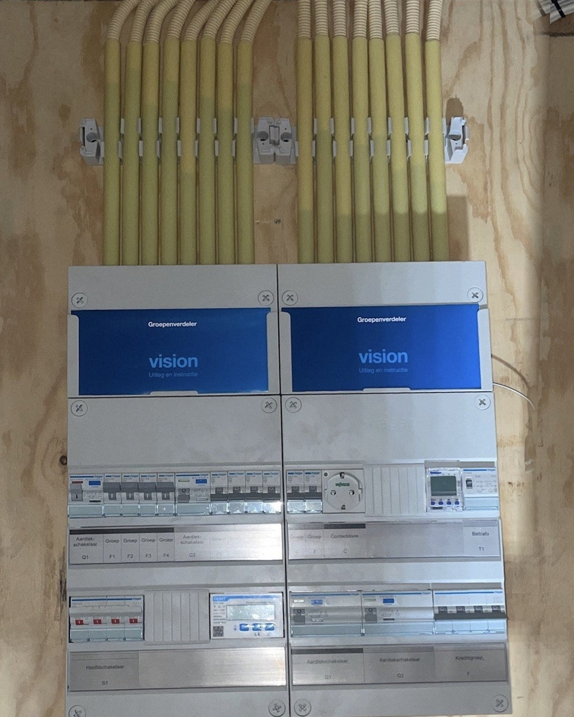 Nieuwe meterkast met strak gelegde leidingen, geplaatst door JVDL Elektrische Installaties